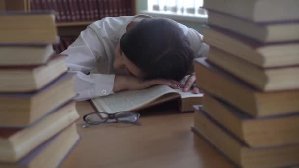 Studente Ragazza Dormire Studiare Classe — Video Stock