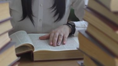 Kız Içinde beyaz gömlek okuma birçok ders kitapları üzerinde tablo