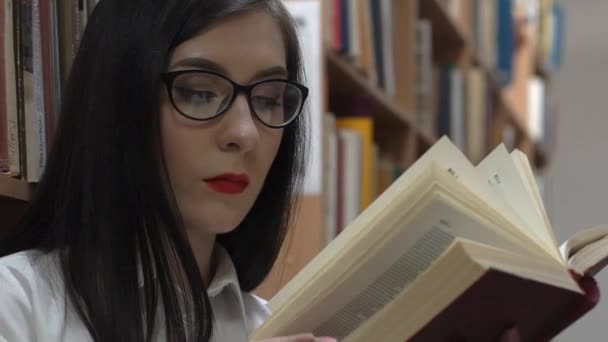 Όμορφη Νεαρή Γυναίκα Καυκάσιος Διαβάζοντας Στη Βιβλιοθήκη Μεταξύ Τις Στοίβες — Αρχείο Βίντεο