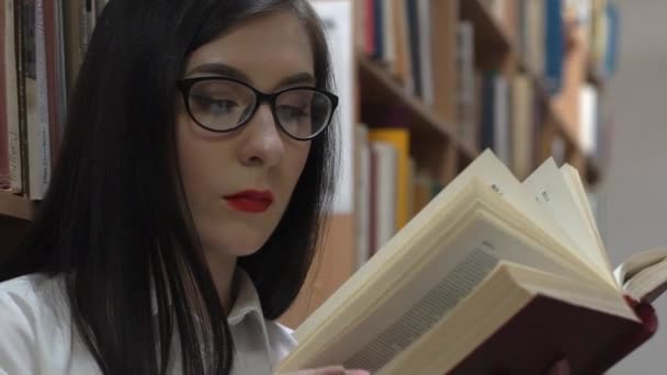 Hermosa Joven Mujer Caucásica Leyendo Biblioteca Entre Las Pilas — Vídeos de Stock