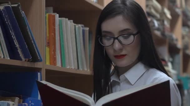 Mulher Branca Bonita Jovem Lendo Biblioteca Entre Pilhas — Vídeo de Stock