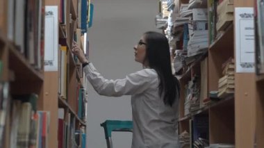 Kız öğrenci bulma ve bir üniversite kütüphanesi kitap alma