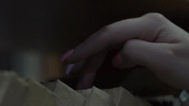 Yavaş hareket-ın kadın el tutmak A kitap Içine Bookshelf Içinde belgili tanımlık Kütüphane