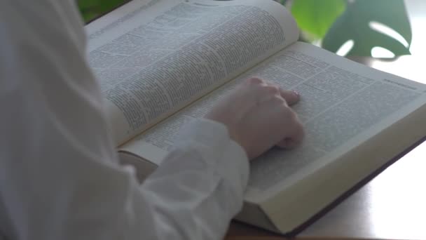 Close Joven Mano Girando Voltear Páginas Del Libro Lectura — Vídeos de Stock