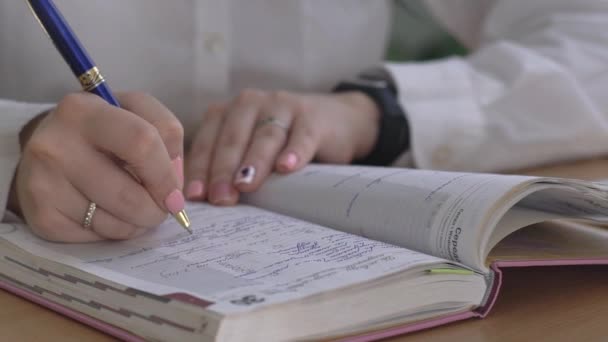 図書館で読書する女性 試験用ストックビデオ映像を勉強する女性 — ストック動画