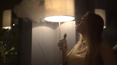 4k Genç Güzel Kadın E-Sigara Zevk