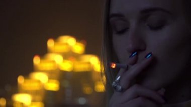 Yavaş Hareket Kadın Şehrin Sokakta Sigara Içiyor