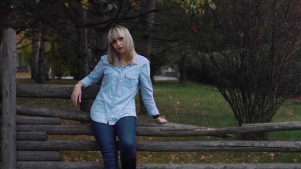 Mujer Joven Feliz Tiempo Real Disfrutando Del Otoño Sentada Una — Vídeo de stock