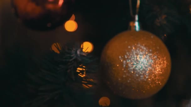 明るい金球ボールでリアルタイム照らされたクリスマスツリー — ストック動画