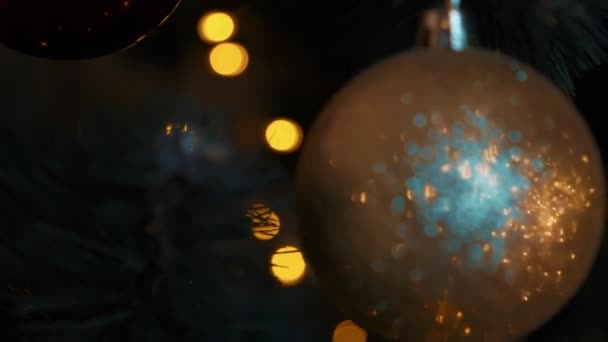 Медленное Движение Рождественская Елка Мяч Золото Выше — стоковое видео