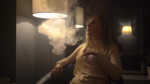 Ung Kvinna Med Cig Elektronisk Cigarett — Stockvideo