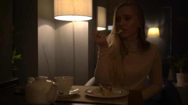 女の子はカフェでおいしいデザートを食べている — ストック動画