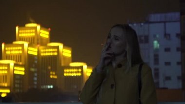 Yavaş Hareket Pretty Girl Sigara Sigara