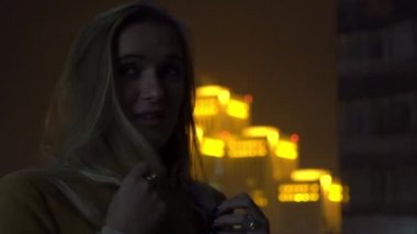 Bir Gece Şehir Gerçek Zamanlı Sevimli Genç Kız 