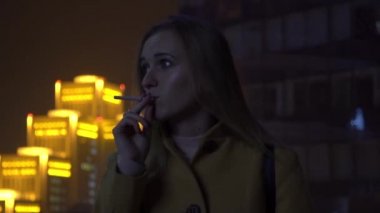 Yavaş Hareket Genç Kadın Aydınlatma Sigara: Addicted, Sigara, Rahatlatıcı