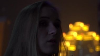 Gerçek Zamanlı Genç Kadın Sigara İçme