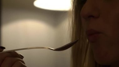 Gerçek Zamanlı Mutlu Kız Cafe'de Bir Pasta Yeme