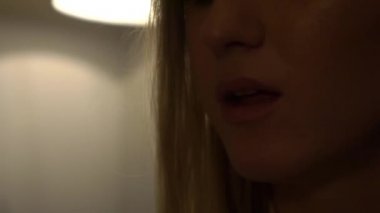 Gerçek Zamanlı Kız Kek Yeme