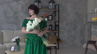 Kız büyük ve güzel bir buket ile poz