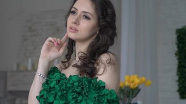 Deri kadın portresi closeup elbise studio poz