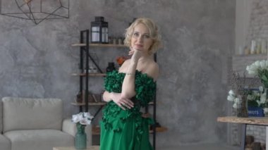 Seksi ve Çekici Model Yeşil Elbise Poz