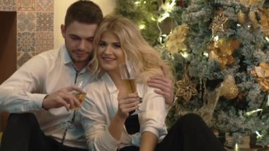 Yavaş Hareket Gerçek Zamanlı Mutlu Aile Noel veya Yeni Yıl Kutluyor