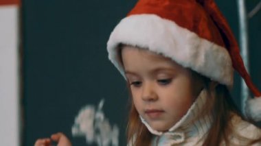 Yavaş Hareket Noel veya Yeni Yıl Çocuk yapay kar etrafında atmak