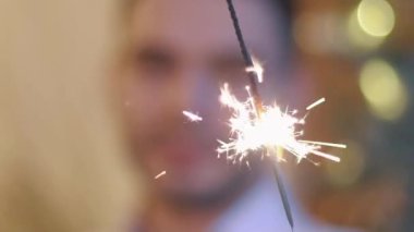 Happy New Year Kutlayan Man Holding Sparkles. Yavaş Çekim