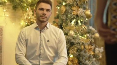 Gerçek zamanlı güzel genç kadın Noel'de erkek arkadaşı güzel bir hediye verir.