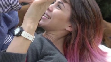 Yavaş Hareket Genç Anne Açık Havada Şefkatle Onun Bebek Öpüşme