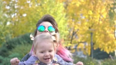 Slow Motion Anne ve Bebek Güzel Bir Sonbahar Parkı'nda Oynuyor