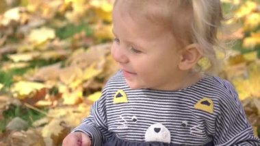 Yavaş Hareket Sonbahar Parkta Küçük Kız Düşen Yaprakları