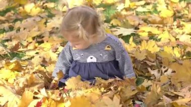 Sonbaharda Yaprakları ile Oynayan Gerçek Zamanlı Sevimli Kız Bebek