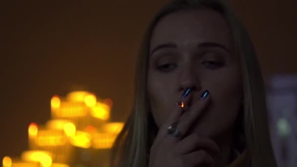 Slow Motion Dziewczyny Dym Wieczór Ulicy — Wideo stockowe