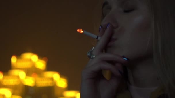 Lento Movimento Mulher Fuma Cigarro — Vídeo de Stock