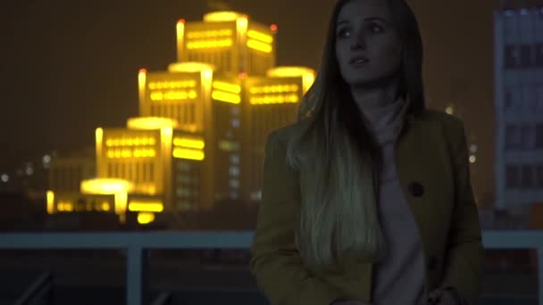 Slow Motion Porträtt Promenader Ganska Ung Kvinna Night City — Stockvideo