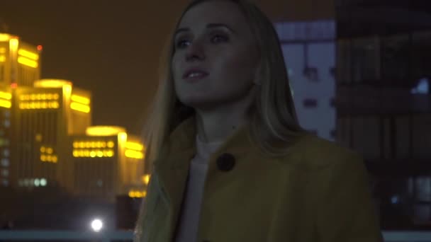 Pomalý Pohyb Roztomilá Dívka Nočním Městě — Stock video