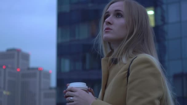 Verträumte Blondine Zeitlupe Mit Einer Tasse Heißen Kaffees Der Stadt — Stockvideo