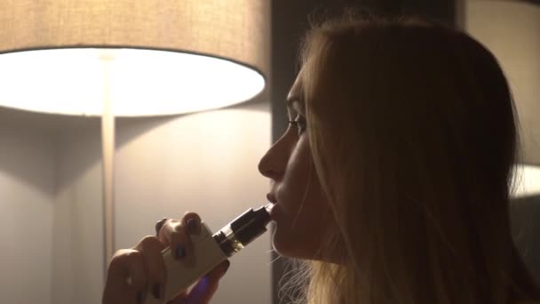 Real Tid Girn Cafe Med Cigarett — Stockvideo