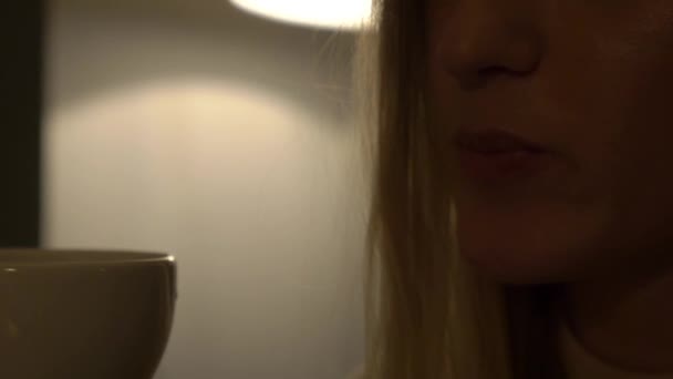 Temps Réel Belle Femme Assise Avec Thé Dans Café — Video