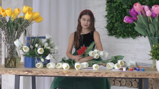 Una Ragazza Tiene Mano Con Bouquet — Video Stock