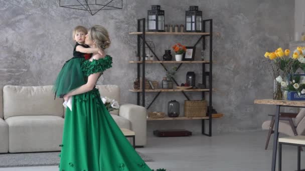 Μητέρα Παιδί Σχέση Μαμά Και Κόρη Πανομοιότυπα Φορέματα Στο Στούντιο — Αρχείο Βίντεο