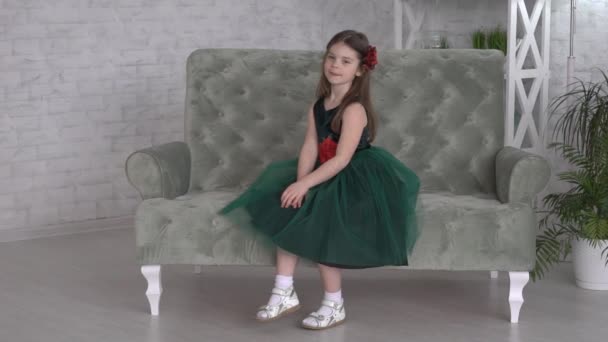 Menina Bonita Vestido Verde Sentado Uma Cadeira — Vídeo de Stock