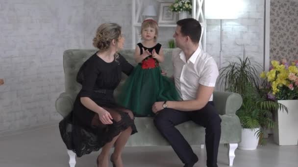 Jovem Família Brincando Com Bebê — Vídeo de Stock