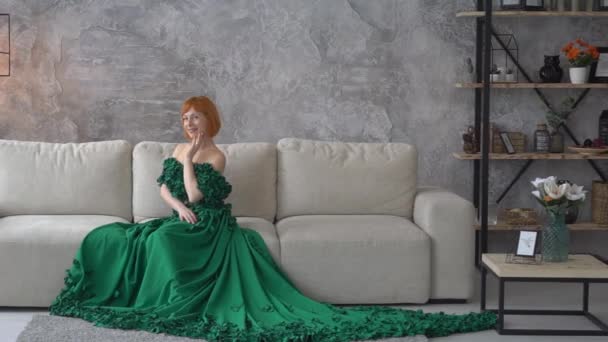 Bella Donna Bionda Abito Lungo Verde Seduto Letto — Video Stock