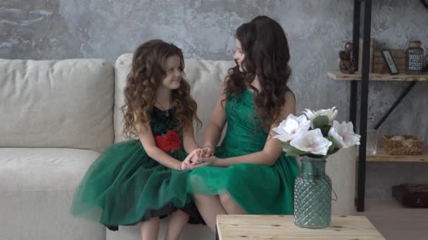 Δύο Νέοι Όμορφες Αδελφές Κάθονται Στον Καναπέ Στούντιο Δωμάτιο Ποζάρισμα — Αρχείο Βίντεο