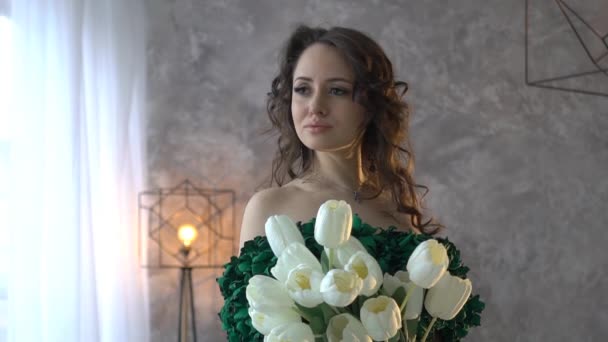 Mooie Vrouw Een Groene Jurk Met Bloemen Een Boeket — Stockvideo