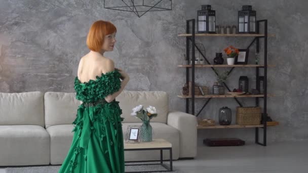 Hermosa Sexy Mujer Joven Vestido Verde — Vídeo de stock