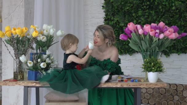 Matka Dziecko Związek Mama Córka Identyczne Sukienki Studio — Wideo stockowe