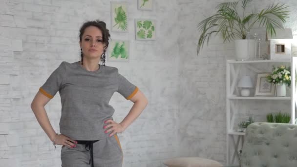 Emotioneel Vrouw Model Poseren Bij Studio — Stockvideo